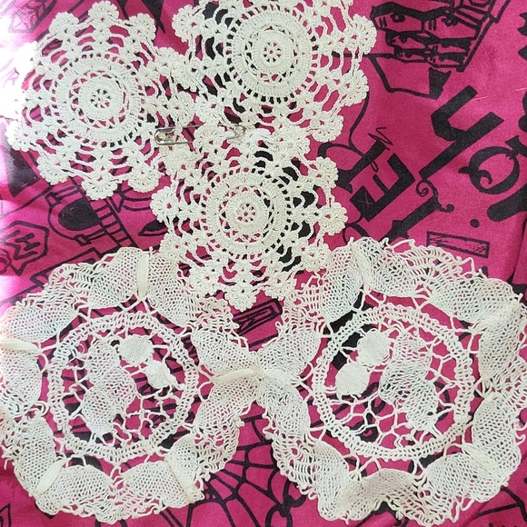 13 vintage Doilies - Picture 2 of 8